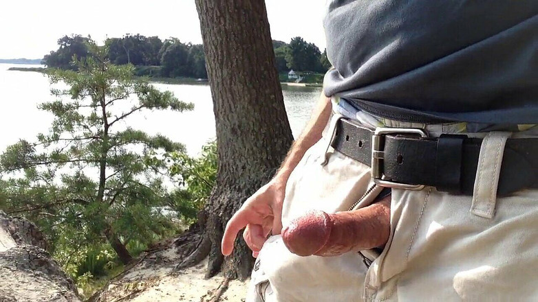 TJenner: Dientot habis-habisan di pinggir teluk, masturbasi, dan muncrat