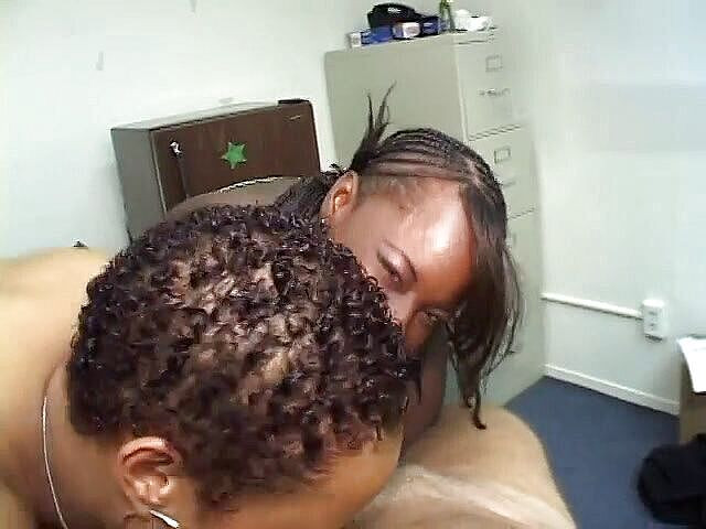 Wild Suckers: Trío de ébano chupa un semental blanco y comparte su corrida