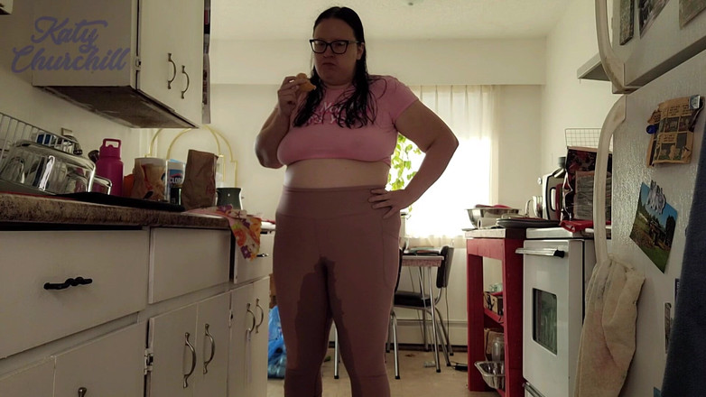 Katy Churchill: मोटी रंडी हर जगह पेशाब करती है