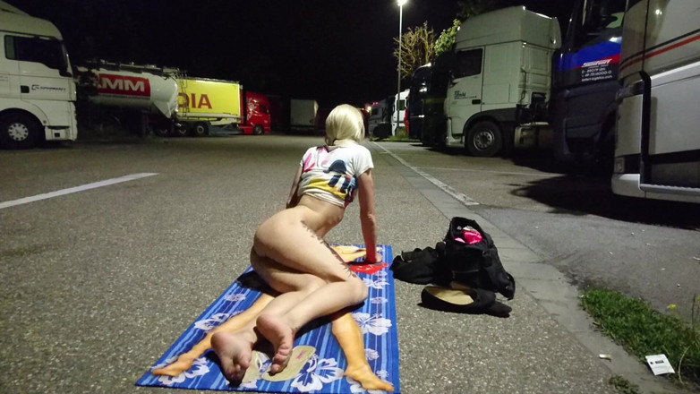 sweetfeet29: Uitkleden en masturberen op de truck seat