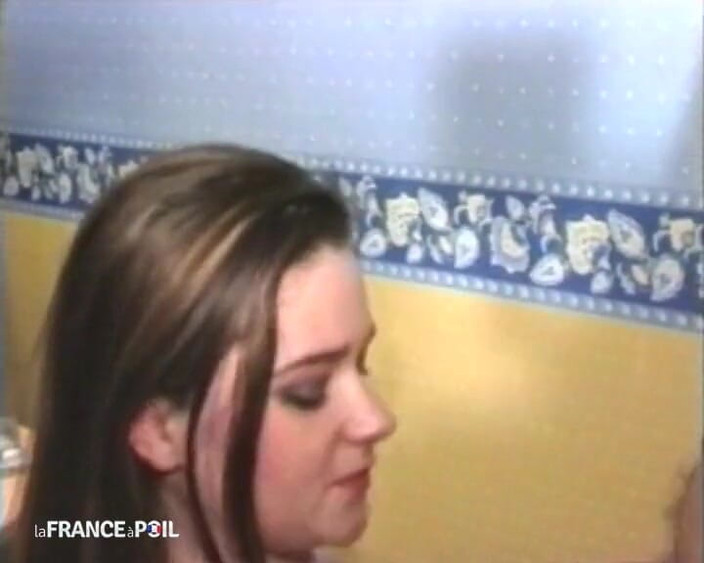 La France a Poil: 毛茸茸的大胸部年轻黑发在三人行