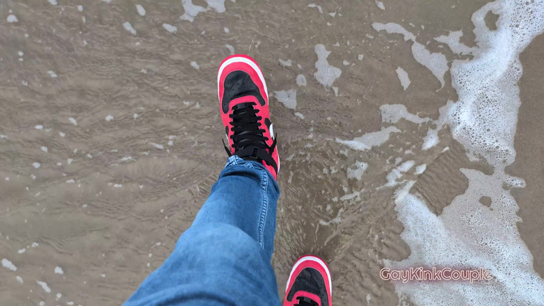 GayKinkCouple: ビーチでのリスキーなオナニー