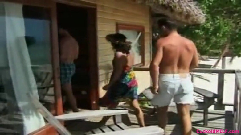 Cuckold MILF: Corno milf e seu marido maricas em férias tropicais
