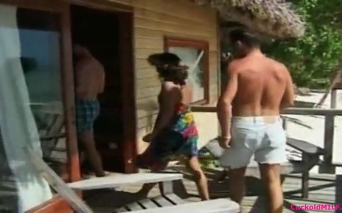 Cuckold MILF: Cuckolds máy bay bà già và người chồng ẻo lả của...