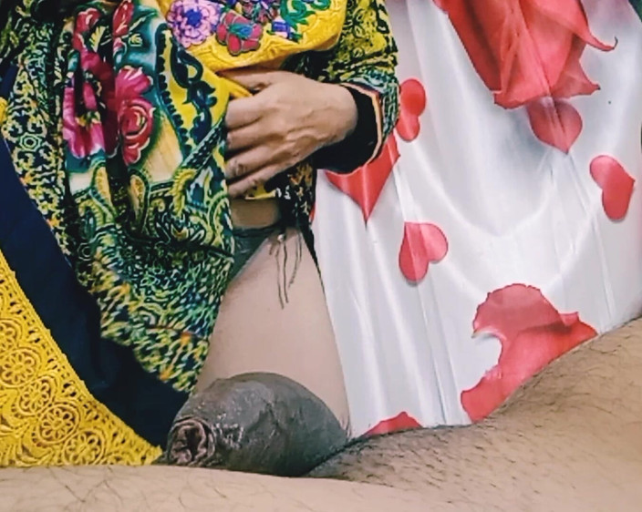 Bolly Karma: सेक्सी तंग चूत वाली प्यारी प्रेमी के साथ लेट जाती है