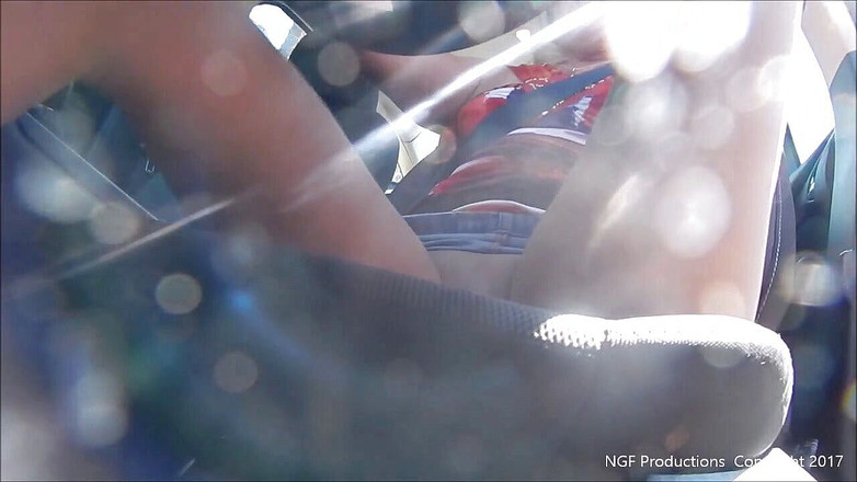 Nasty Girlfriends: Paříž kouření a honění v minisukni a podpatcích