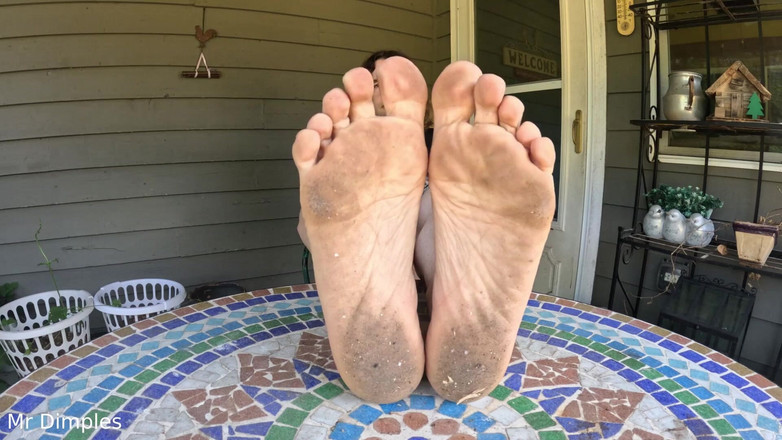 Mr Dimples: Je Montre Mes Pieds Sales