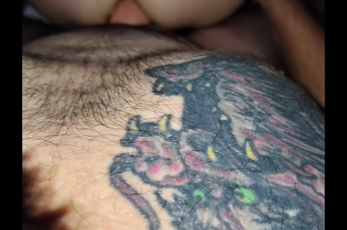 Pussy hound: Une demi-sœur menue à gros cul prend son premier étui énorme