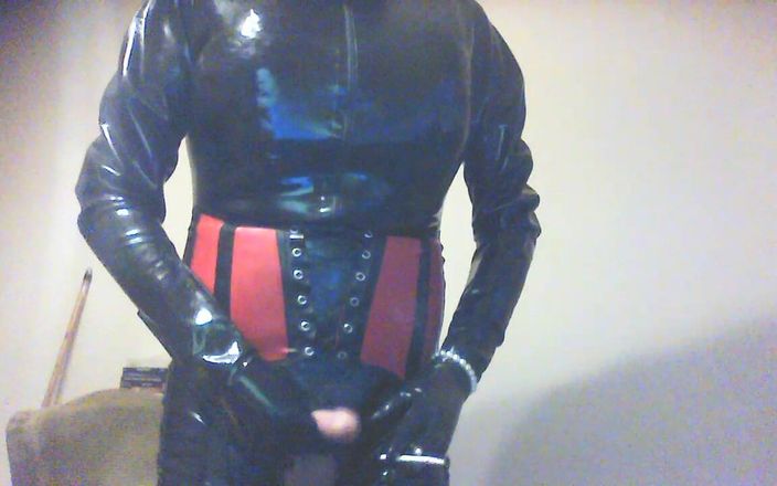 Latexsmoker: Lapeti in lattice indossa una tuta in lattice, guanti e...