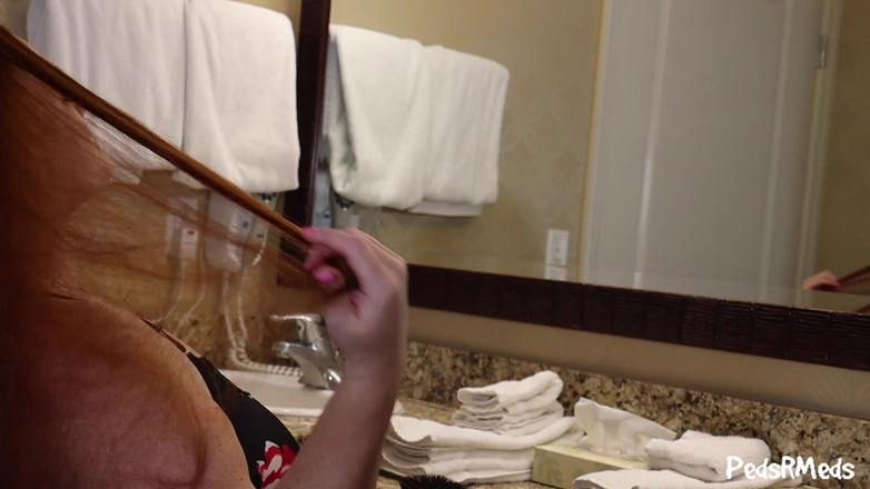 PedsRMeds: Julie Imbir szczotkuje swoje piękne długie włosy