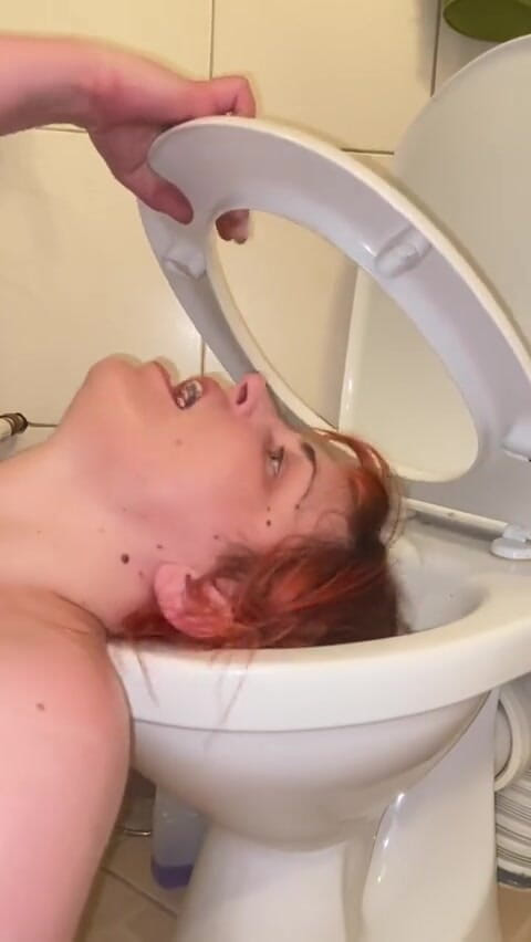 Elena917: Pissing and cleaning the toilet with my tongue