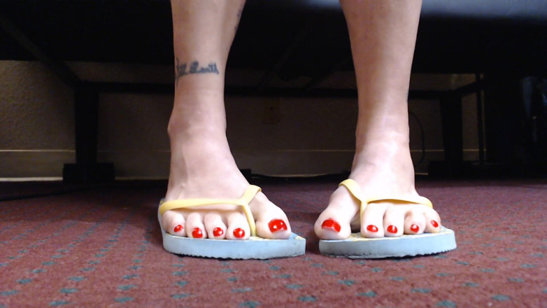 Abby Anna: Toe wiggling in flipflops closeup