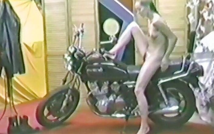 Homegrown Wives: Biker chick masturbates on motorcycle