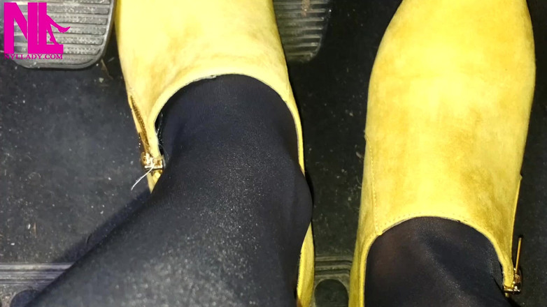 Nyllady: Soft Revving in Yellow Boots and Black Pantyhose