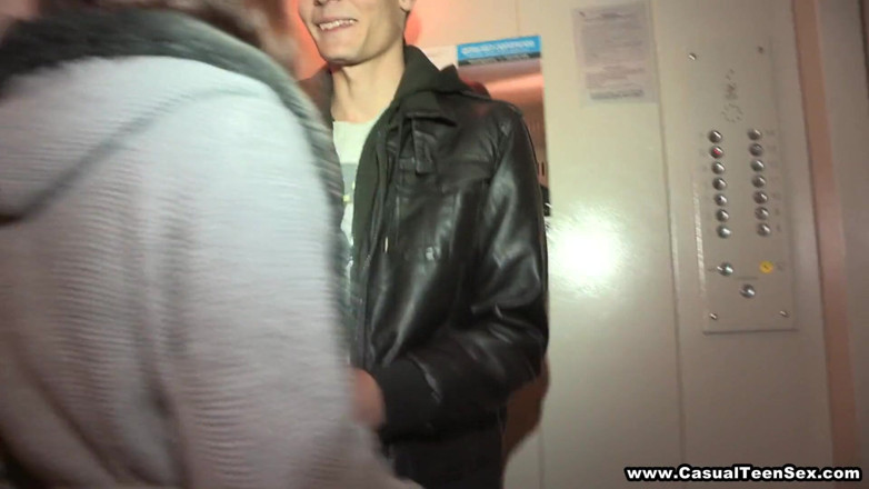 Casual Teen Sex: Hot casual fuck in a hallway