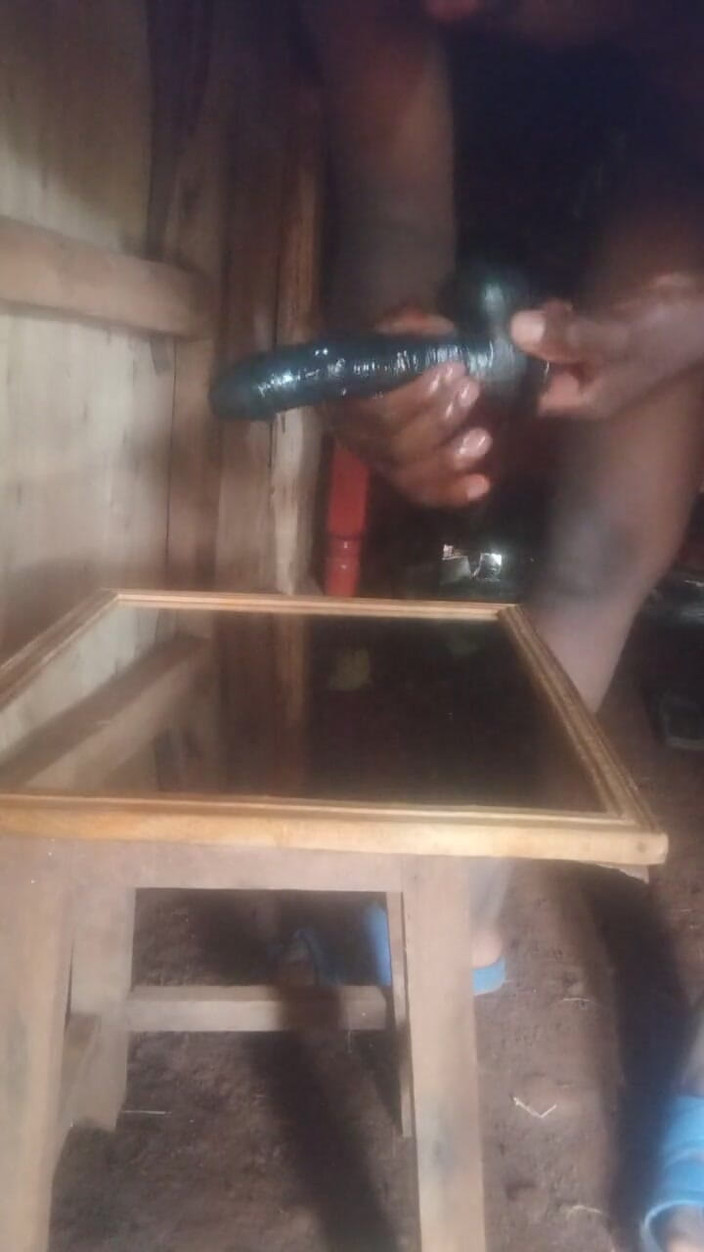 Sexyjayla254: Pantatku dientot habis-habisan pakai dildo ukuran kontol raksasa pria kulit...