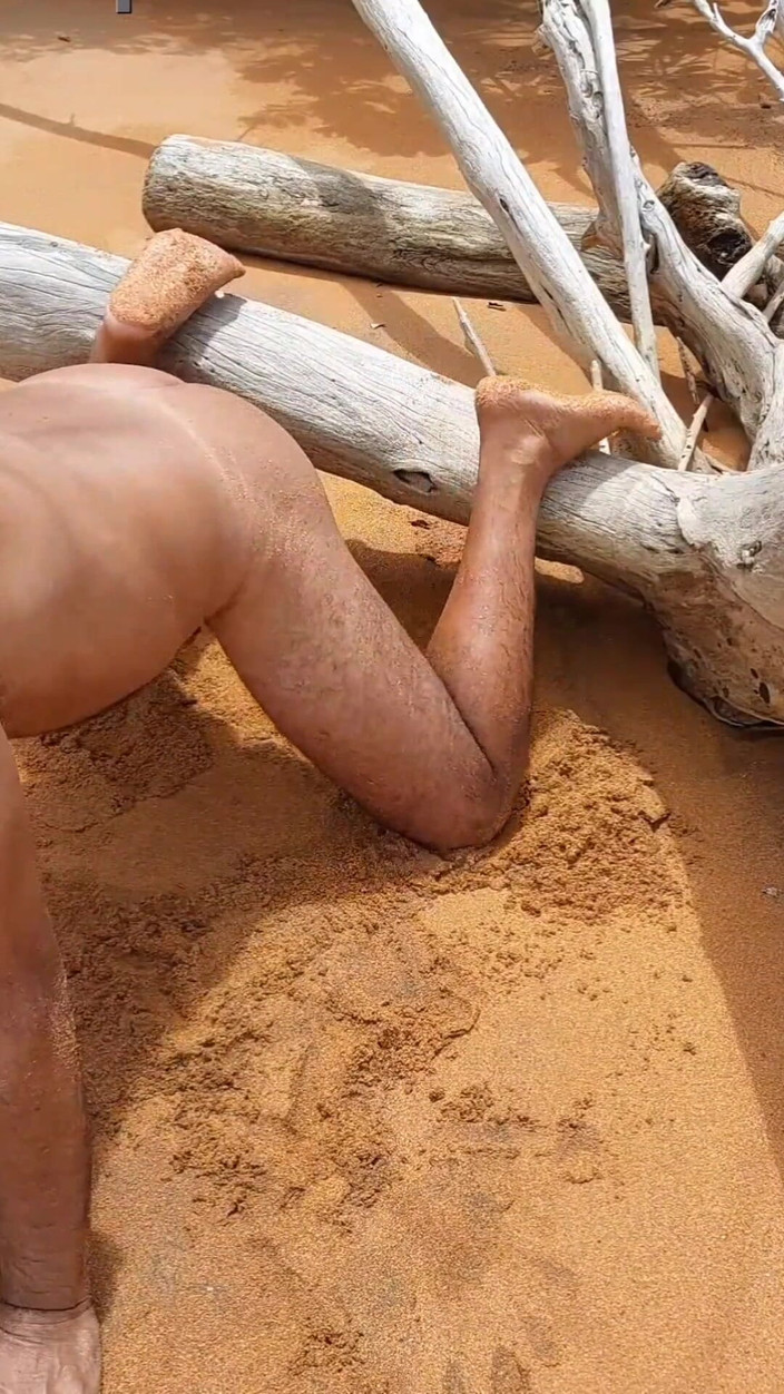 Ladysilvas: Ladysilva在海滩上炫耀她非常性感的晒黑的马克屁股