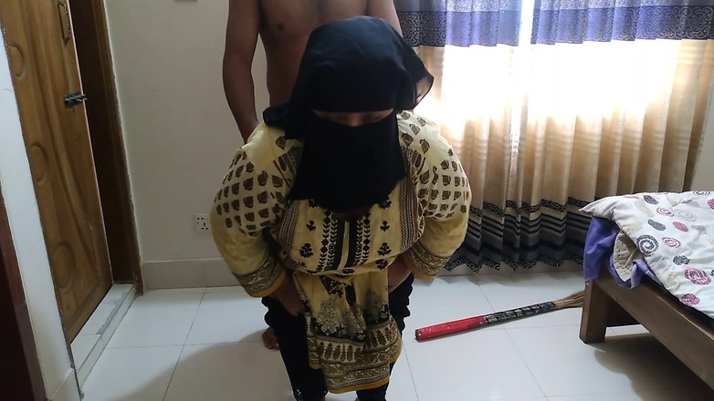 Aria Mia: 我的德西继母打扫房间然后我操了她 - 大奶子和屁股