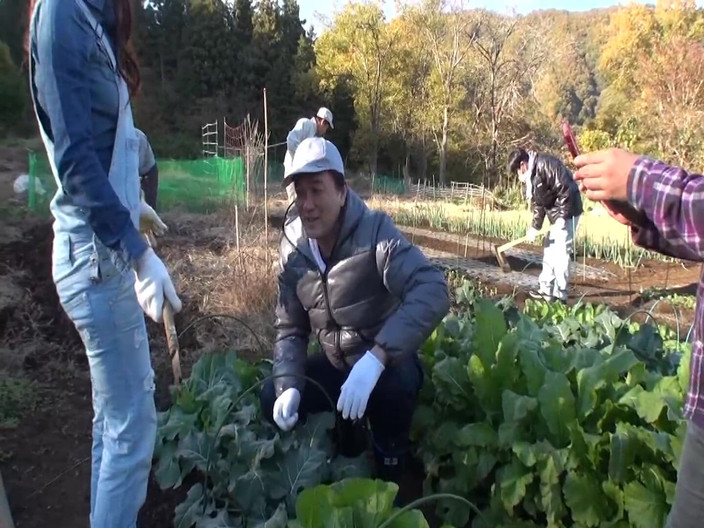 JAPAN IN LOVE: Roztomilá japonská scéna-4 prsatá japonka Maki Hojo v creampie orgie...