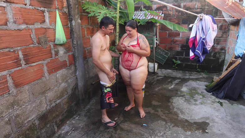 Lexly_16: Tetanggaku datang ke rumahku dan melihatku di taman, hal ini...