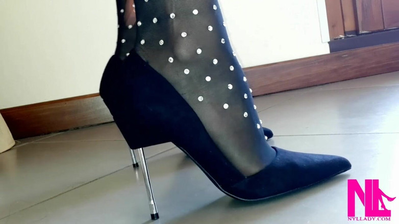 Nyllady: Sensual pendurada e seduzindo em meia-calça wolford preta e bombas...