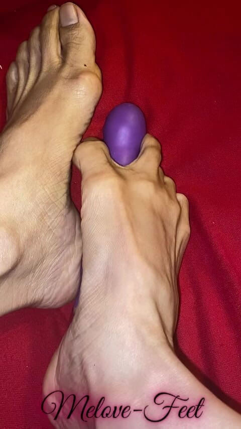 Naelor: 2.melove jugando con su amigo consolador con sus pies pequeños