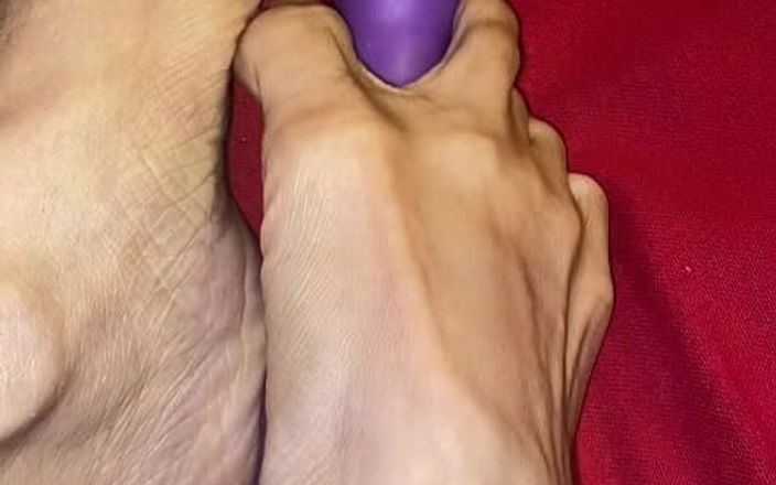 Naelor: 2.melove leker med sin dildovän med sina små fötter