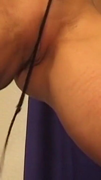 Z zasłoniętymi oczami dojrzała brunetka MILF znosi zmysłową intymną inspekcję