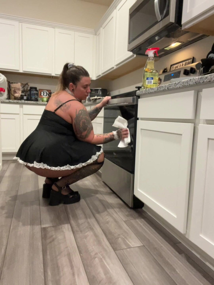 Alexisnocare: House Maid Shows off Her Fat Ass and Gets Creamy...