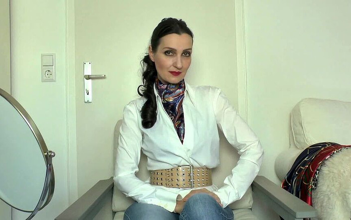 Lady Victoria Valente: Satin scarves für ein lässiges Outfit mit Blue jeans