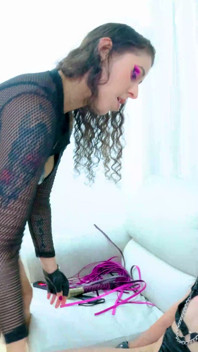 La Moglie Della Dominatrix Scopa Il Sottomesso Che Ha Distrutto Il Divano