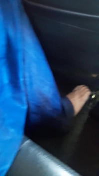 Travesti parlak etekle mastürbasyon yapıyor