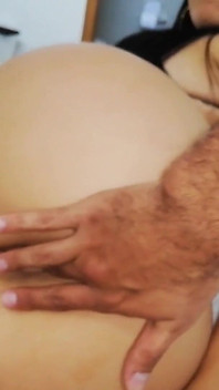 La perfetta modella latina viene sbattuta a pecorina e poi viene sborrata dentro