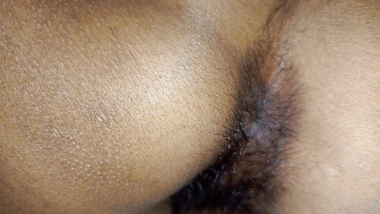 Priya Sena: Üvey kız kardeşinin tükür