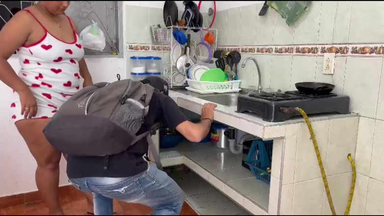 Miaandaxel: 남편이 집에 없는 동안 배관공이 나를 가득 채운다