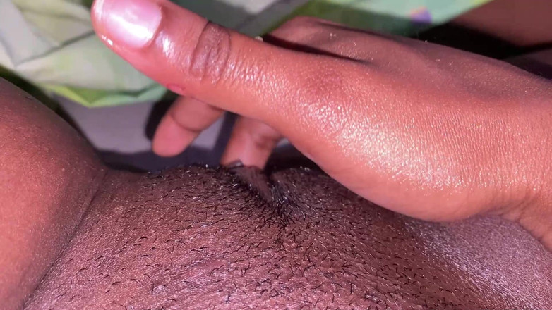 omairaberbatov: メイドが新しいバイブレーターで濡れる