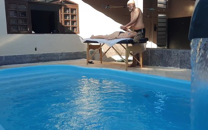 Gabi SweetCouplesStories: Masaje en la piscina. el terapeuta no pudo contenerse y...