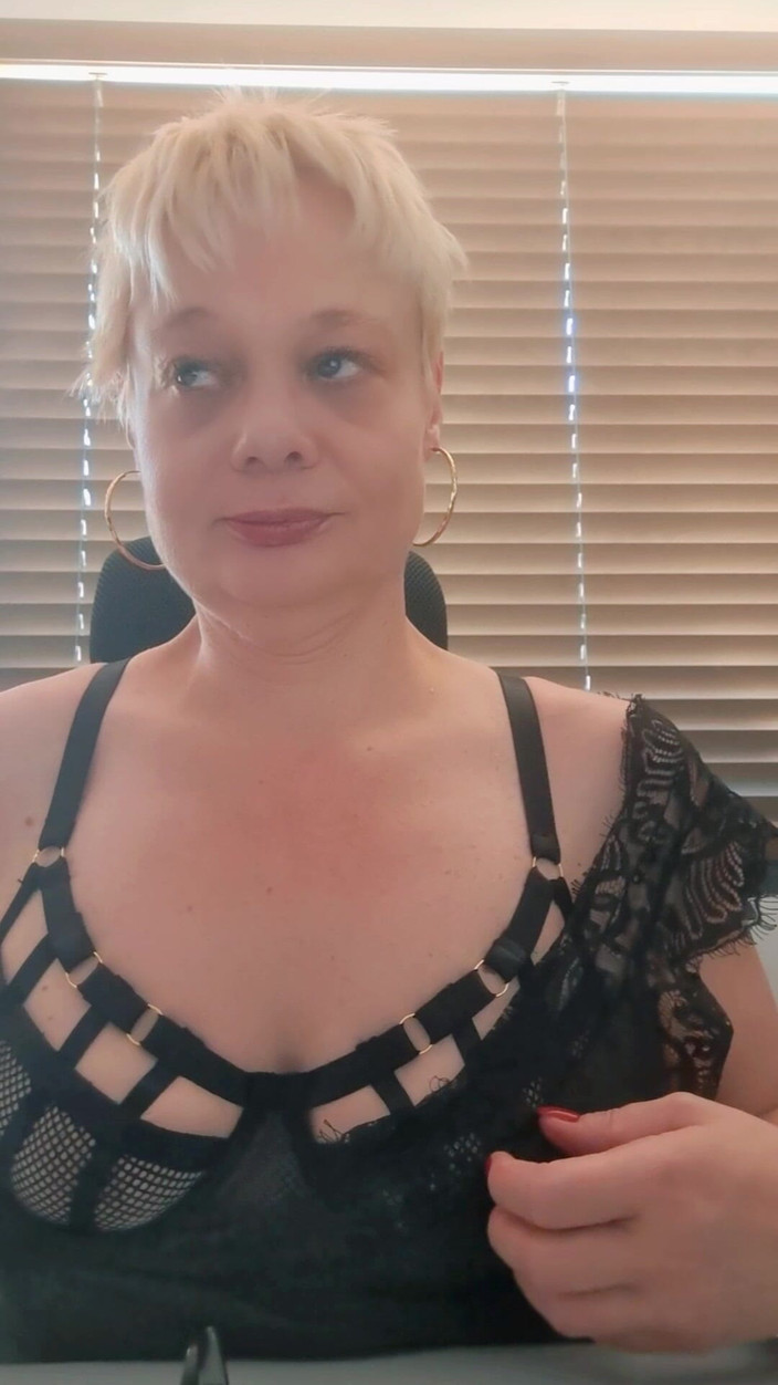 Sofy13: 란제리를 입고 사무실에서 섹시해