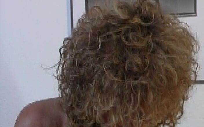 Deutsche XXX Filme: Duas safadas alemãs milfs compartilhando pau em um boquete