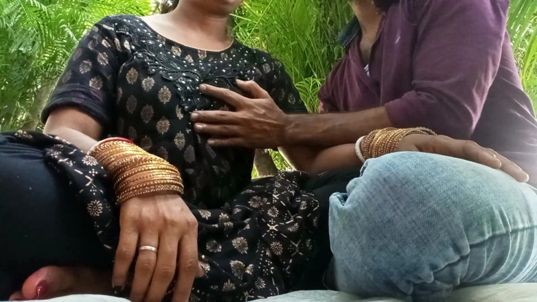 FireeCouple: 人々の間の公園で犯された女の子