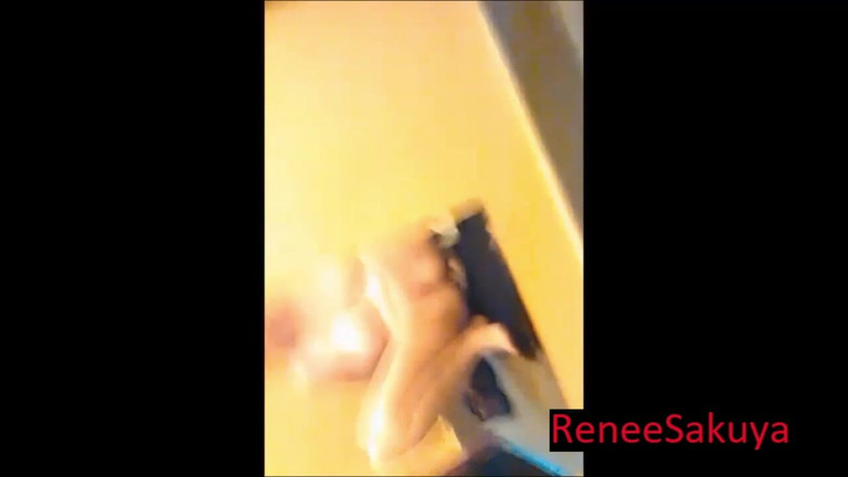 Renee Sakuya: Elle exhibe ses doigts en sueur dans les vestiaires