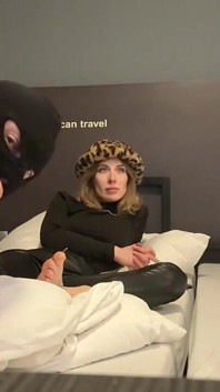 Čichá, olizuje a masíruje moje zpocené nohy.