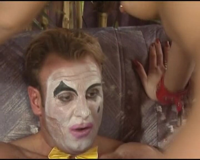 Porno kino: 来自德国的穿孔阴户domina的紧致菊花被干