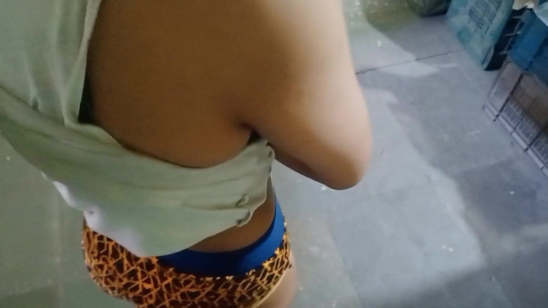 NikiRathod: Uderzanie w jej tyłek tak ledwo i sprawia, że robi loda