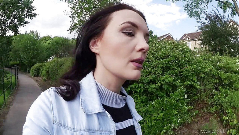 Faye Taylor: Писаю в розовых джинсах на улице