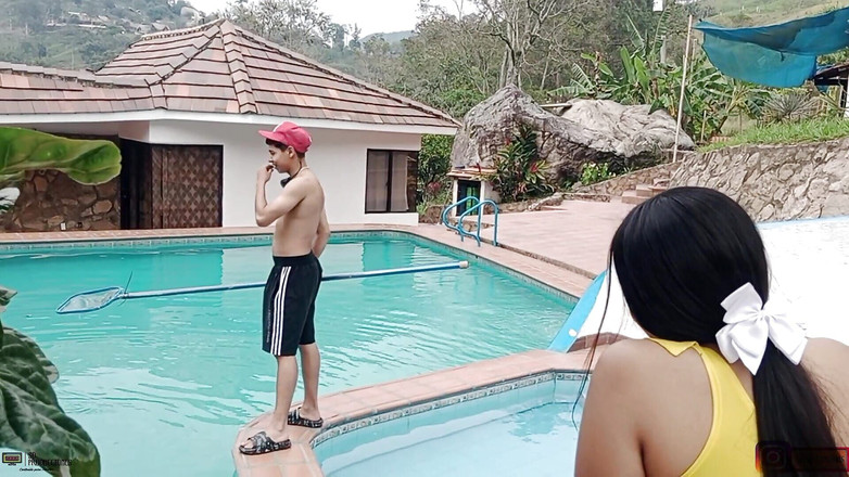 Samanthaa: Pantat kecil molek dikongkek zakar besar di kolam - lucah dalam...