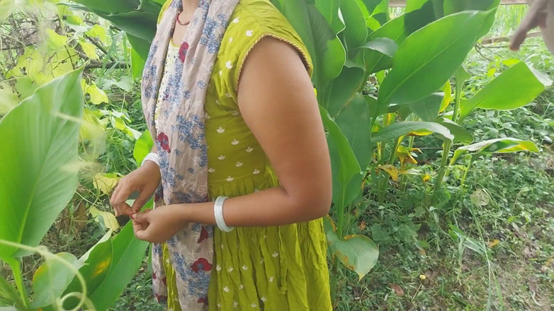 Pooja raniji: Kebun hutan India di dekat kebun rumahku di luar ruangan,...