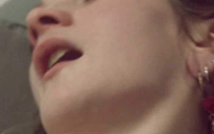 Dorian DomTop: Morgane Marks bere černé dildo bezstarostně