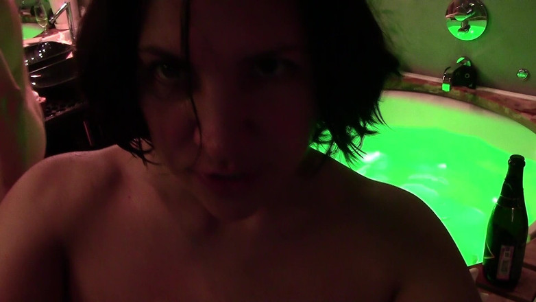 We heart Milfs: Pareja amateur follando en el jacuzzi