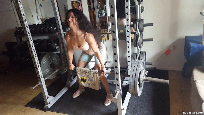 Babe Stare: Tia podnosi i pokazuje swoje stonowane i gorące ciało